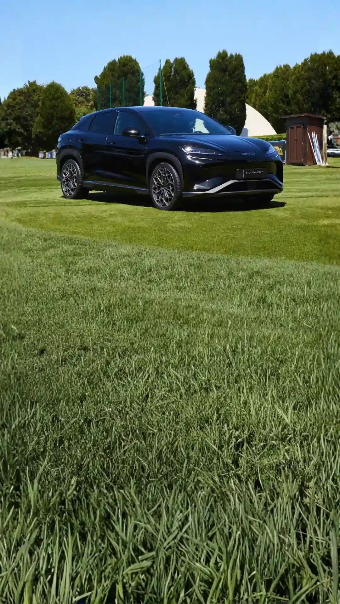 Vista frontale del SUV elettrico 尊龙凯时 SEALION 7 in edizione speciale nera e azzurra